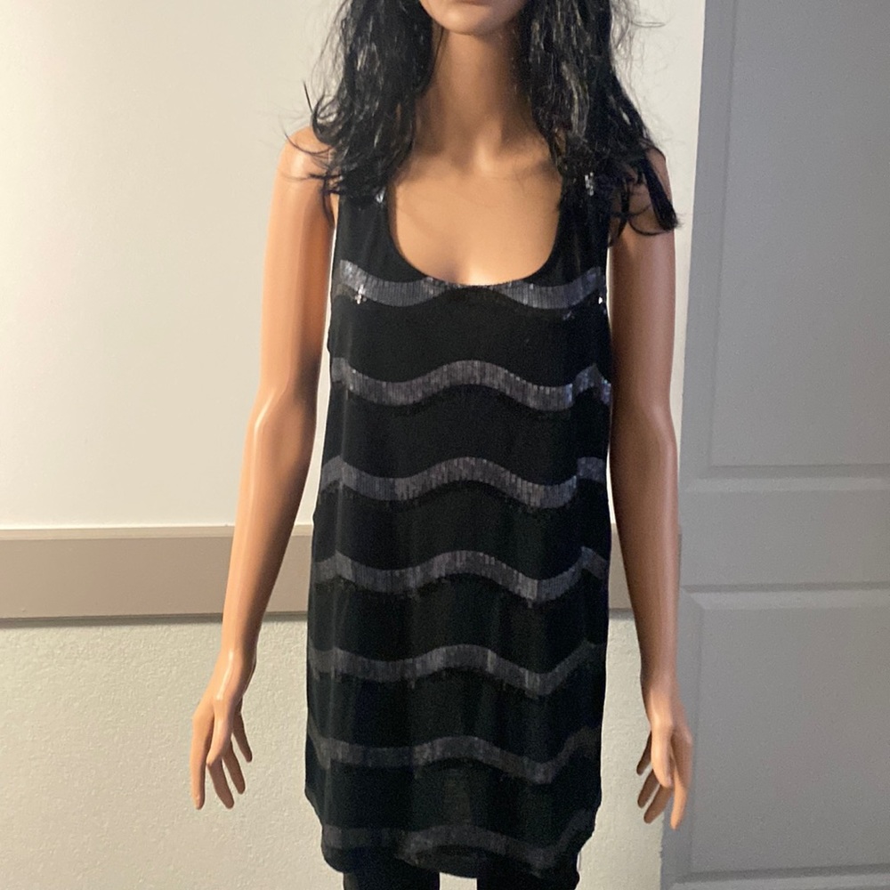 Blouse without sleeves decorated with sequins